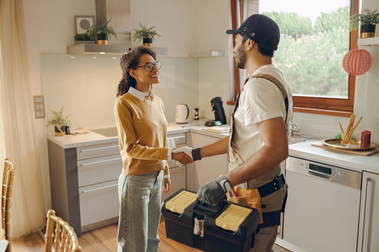 Domino Fuel plumber shaking hands with a satisfied Long Island homeowner